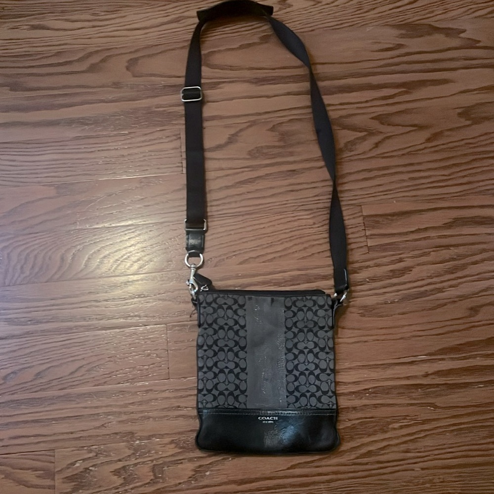Coach crossbody pocketbook